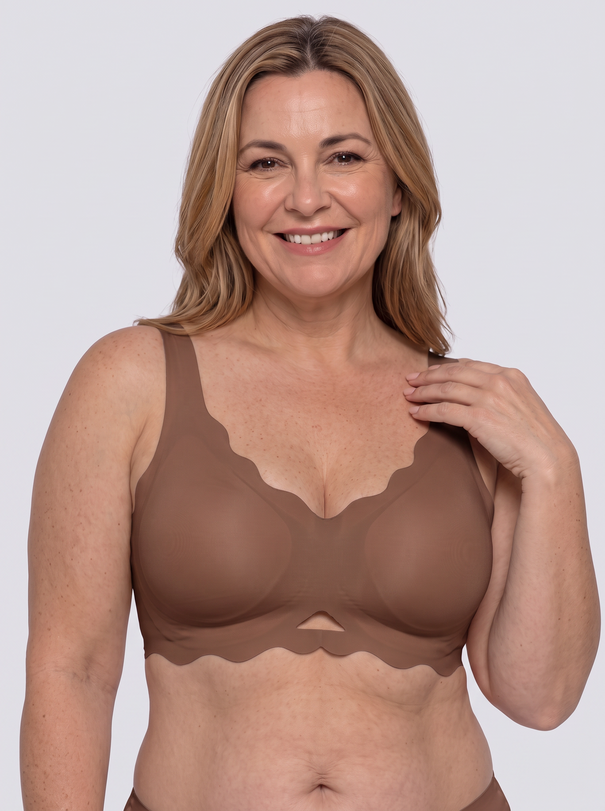 Soutien-gorge Feston MUE en café, porté de face, bords festonnés et petite ouverture centrale