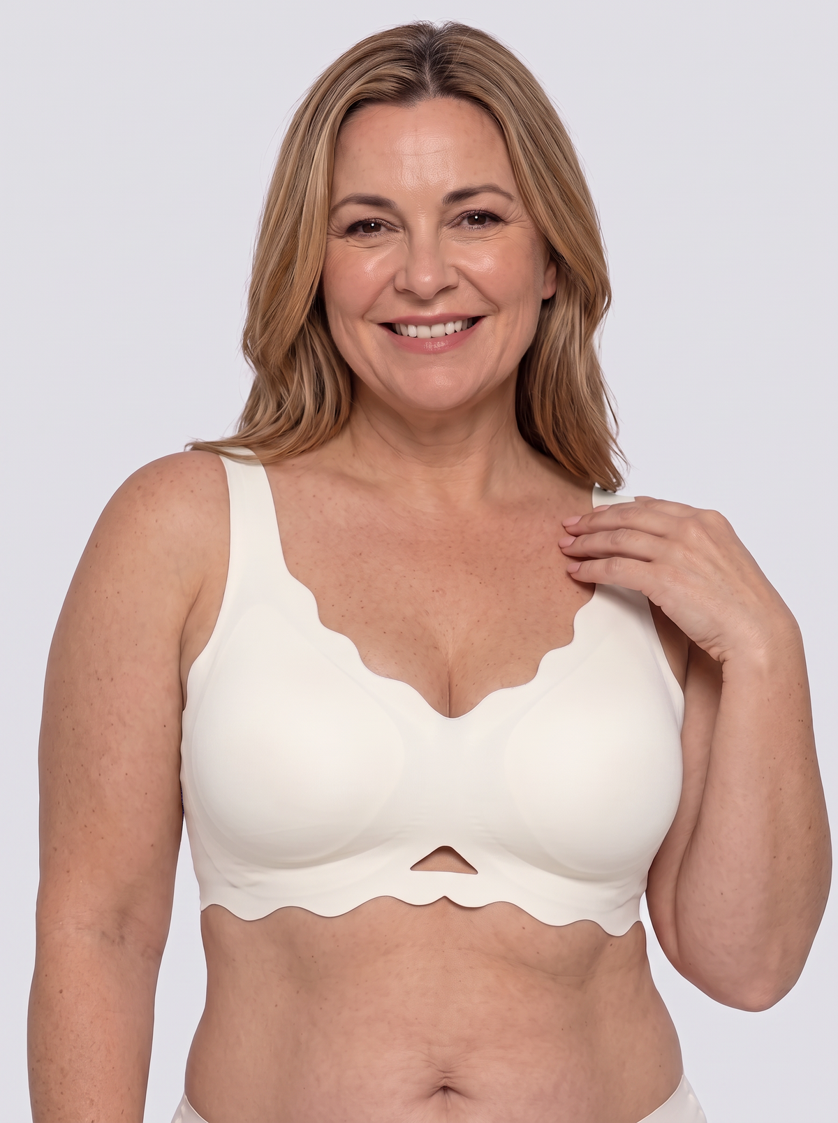 Soutien-gorge Feston MUE en ivoire, porté de face, bords festonnés et petite ouverture centrale