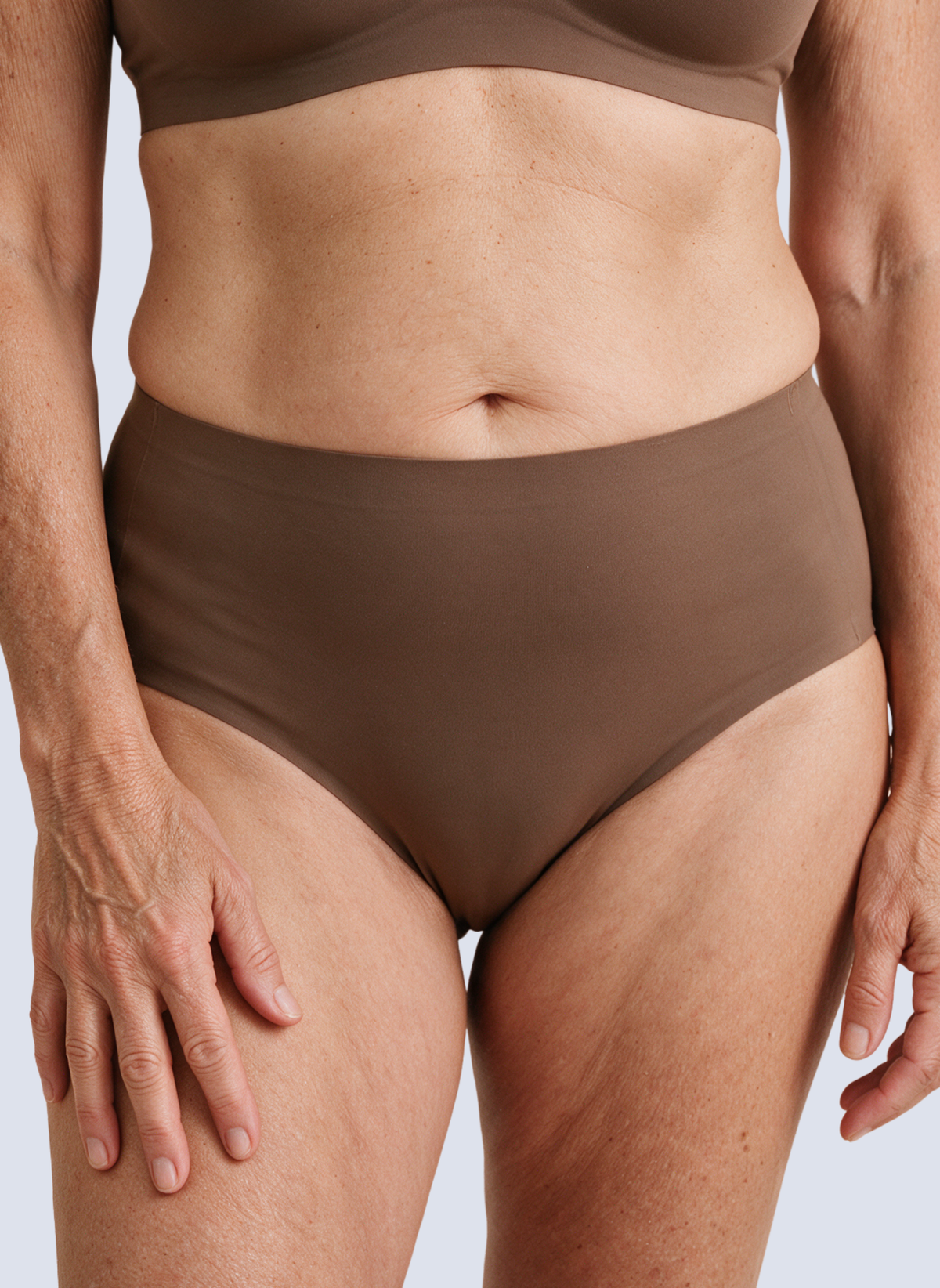 Culotte Ligne MUE en caramel, portée de face