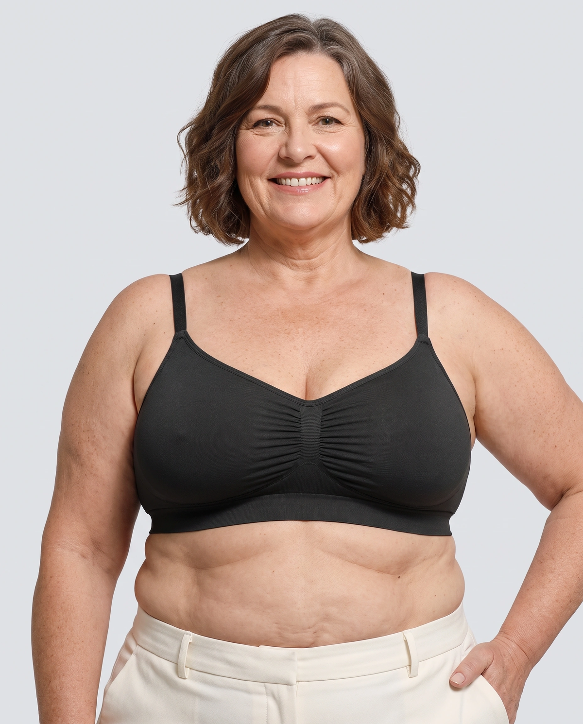 Soutien-gorge Halo MUE en noir, porté de face, bretelles fines réglables