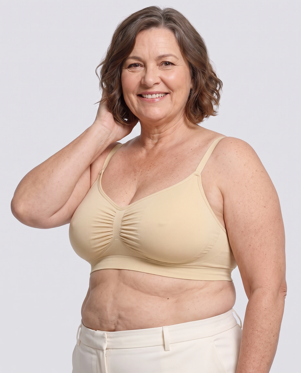 Soutien-gorge Halo MUE en nude, porté de face, fronces au centre du bonnet