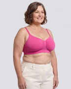 Soutien-gorge Halo MUE en rose vif, porté de face