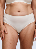Culotte Ligne MUE en ivoire, taille haute, portée de face