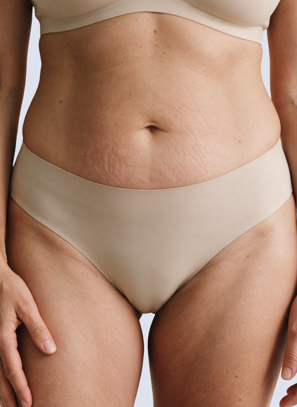 Culotte Aube MUE en nude, portée de face, ceinture sans couture