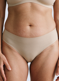 Culotte Aube MUE en nude, portée de face, ceinture sans couture