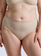 Culotte Ligne MUE en nude, taille haute, portée de face