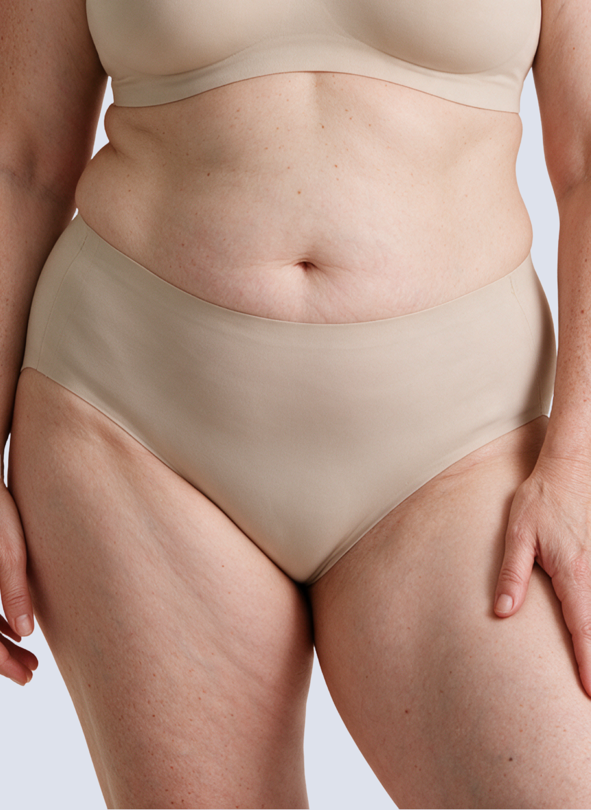 Culotte Ligne MUE en nude, taille haute, portée de face