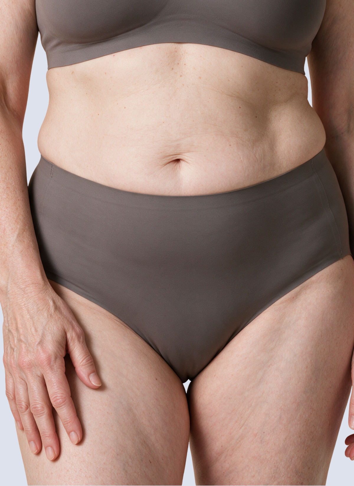 Culotte Ligne MUE en gris clair, portée de face