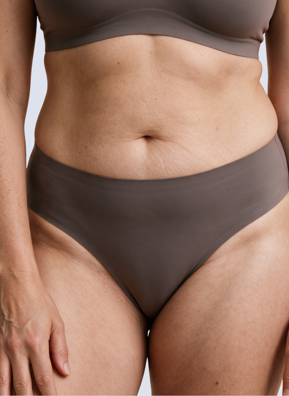 Culotte Aube MUE en gris clair, portée de face