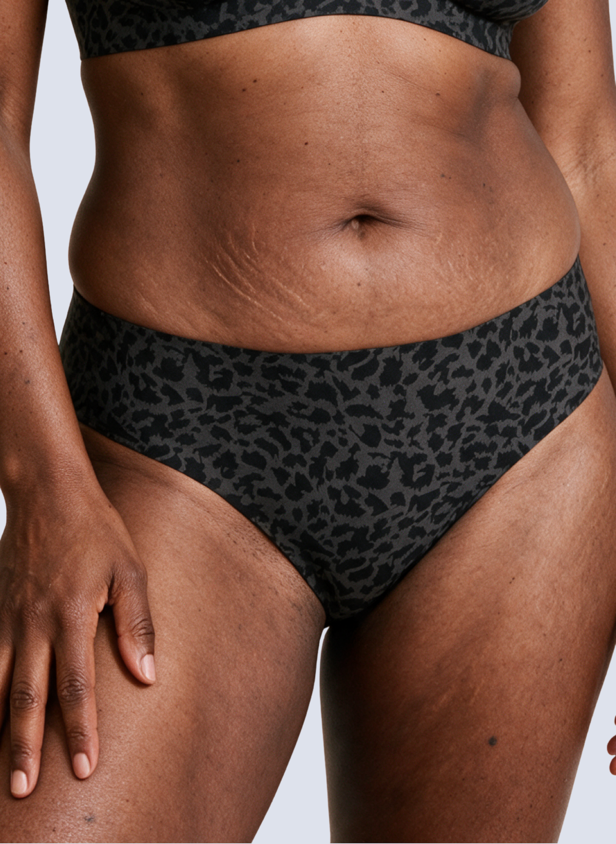Culotte Aube MUE en onyx, imprimé léopard noir, portée de face