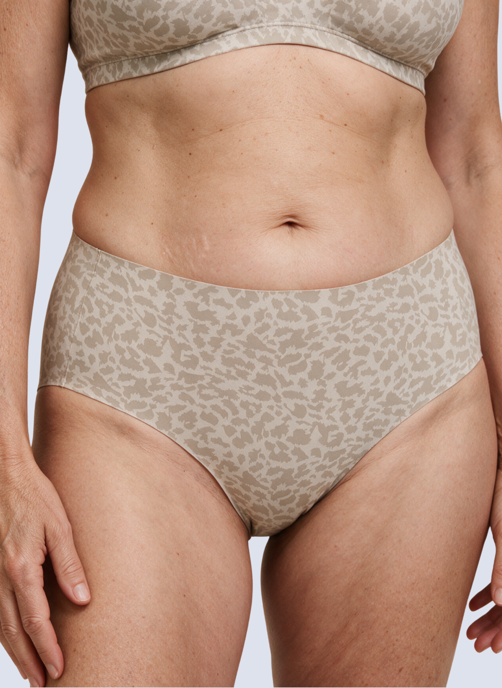 Culotte Ligne MUE en sable, imprimé léopard ton sur ton, portée de face