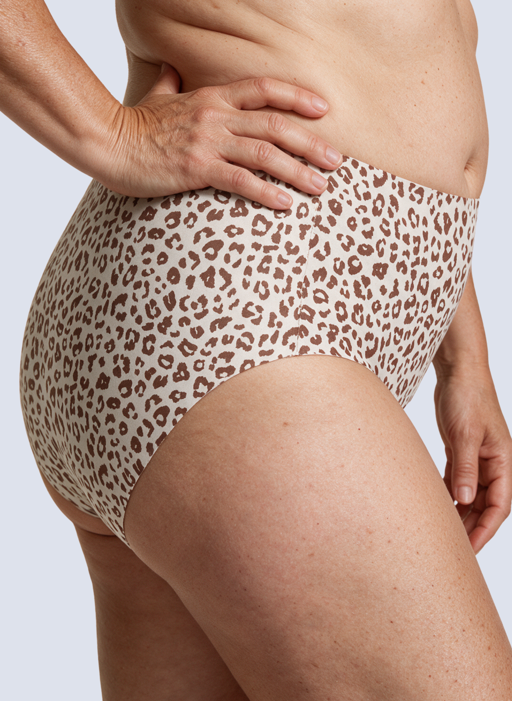 Culotte Ligne MUE en rose poudré, imprimé léopard, vue de profil