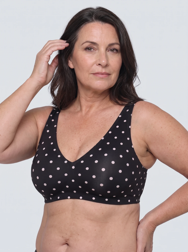 Soutien-gorge Pois MUE noir à pois blancs, porté de face, décolleté en V