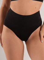 Culotte Lisière MUE en noir, taille haute en coton, portée de face