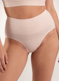 Culotte Lisière MUE en rose poudré clair, taille haute en coton, portée de face