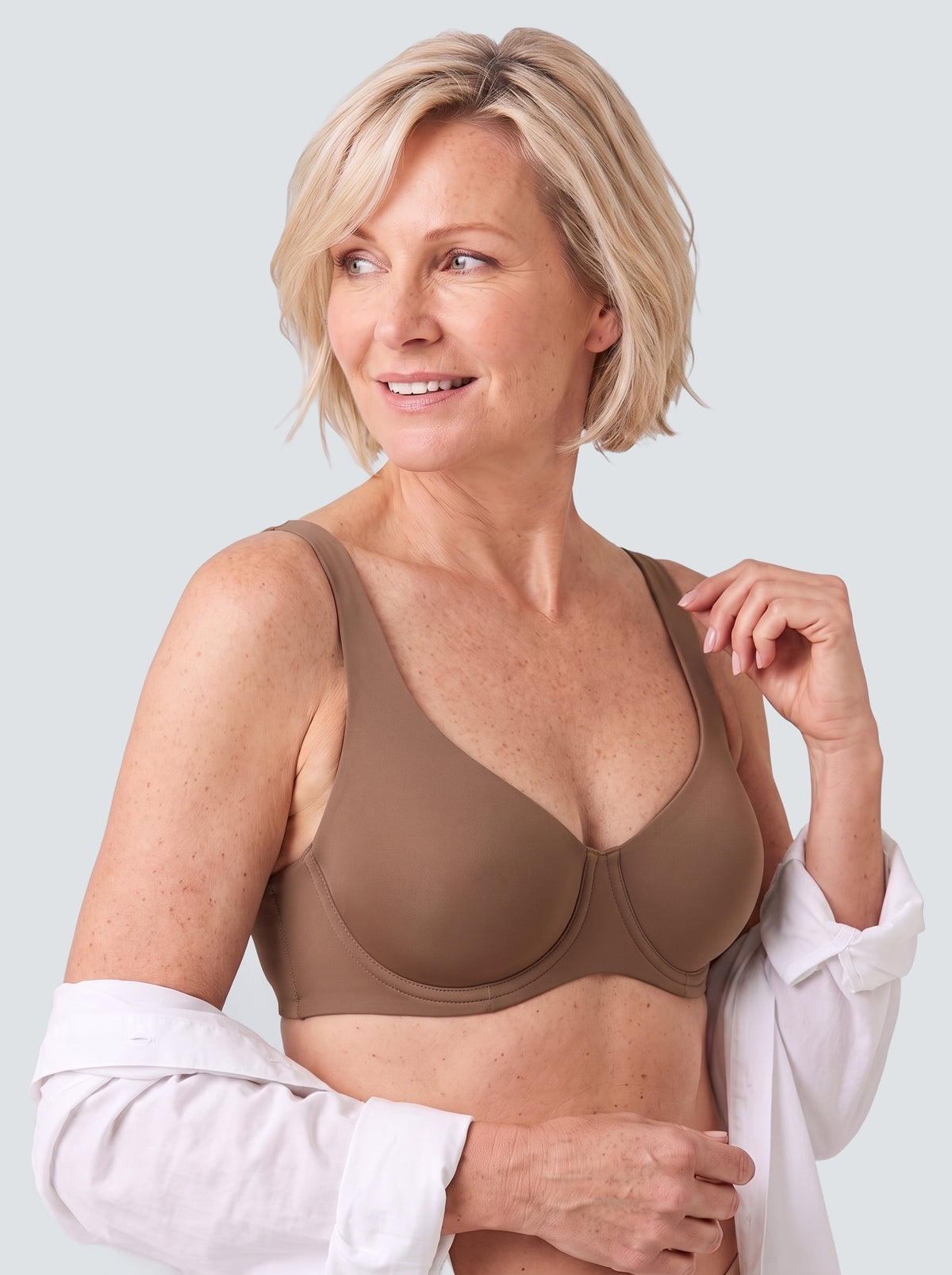 Soutien-gorge Arche MUE en café, porté de face, bonnets moulés sans armature