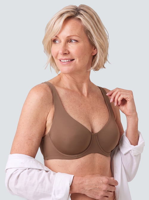 Soutien-gorge Arche MUE en café, porté de face, bonnets moulés sans armature