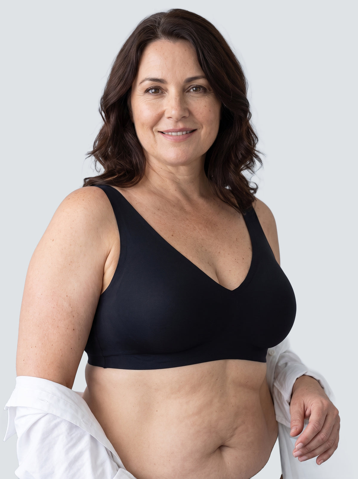 Soutien-gorge Aube MUE en noir, porté de face, décolleté en V sans armature