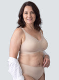 Soutien-gorge Écho MUE en nude, porté de trois quarts, décolleté en V et bordure de tulle
