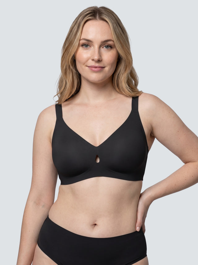 Soutien-gorge Souffle MUE en noir, porté de face, bonnets moulés sans armature
