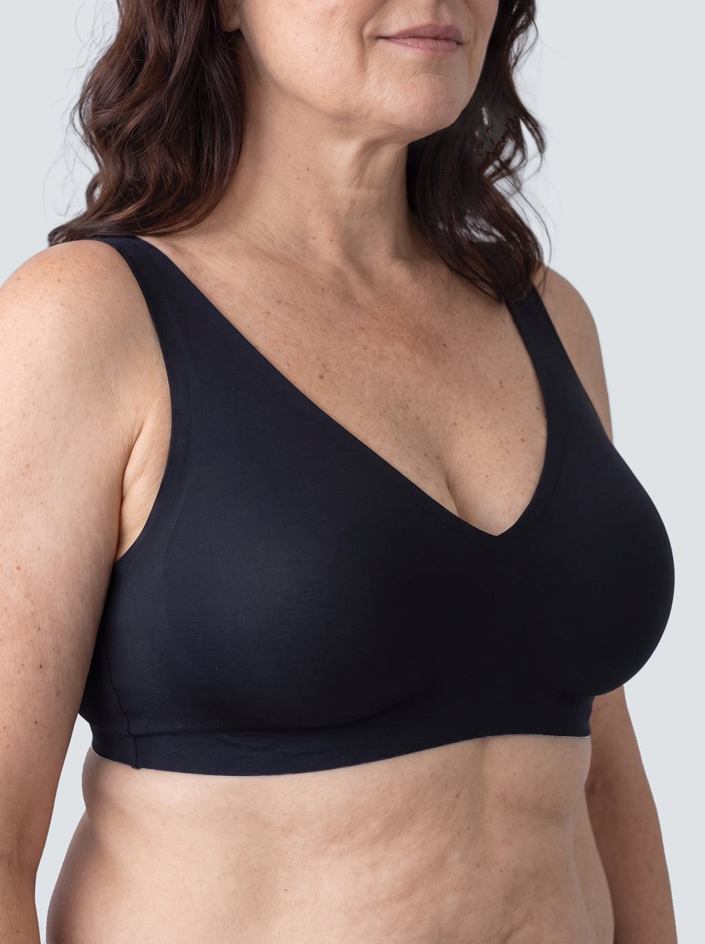 Soutien-gorge Aube MUE en noir, vue rapprochée du décolleté en V