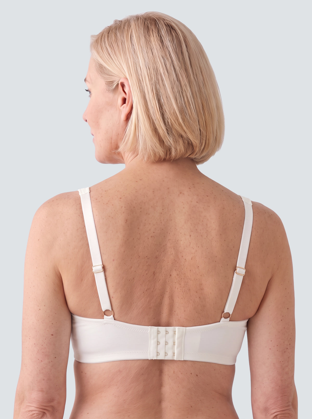 Soutien-gorge Arche MUE en ivoire, vu de dos, agrafes au centre du dos