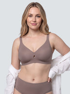Soutien-gorge Souffle MUE en gris, porté de face sous une chemise blanche