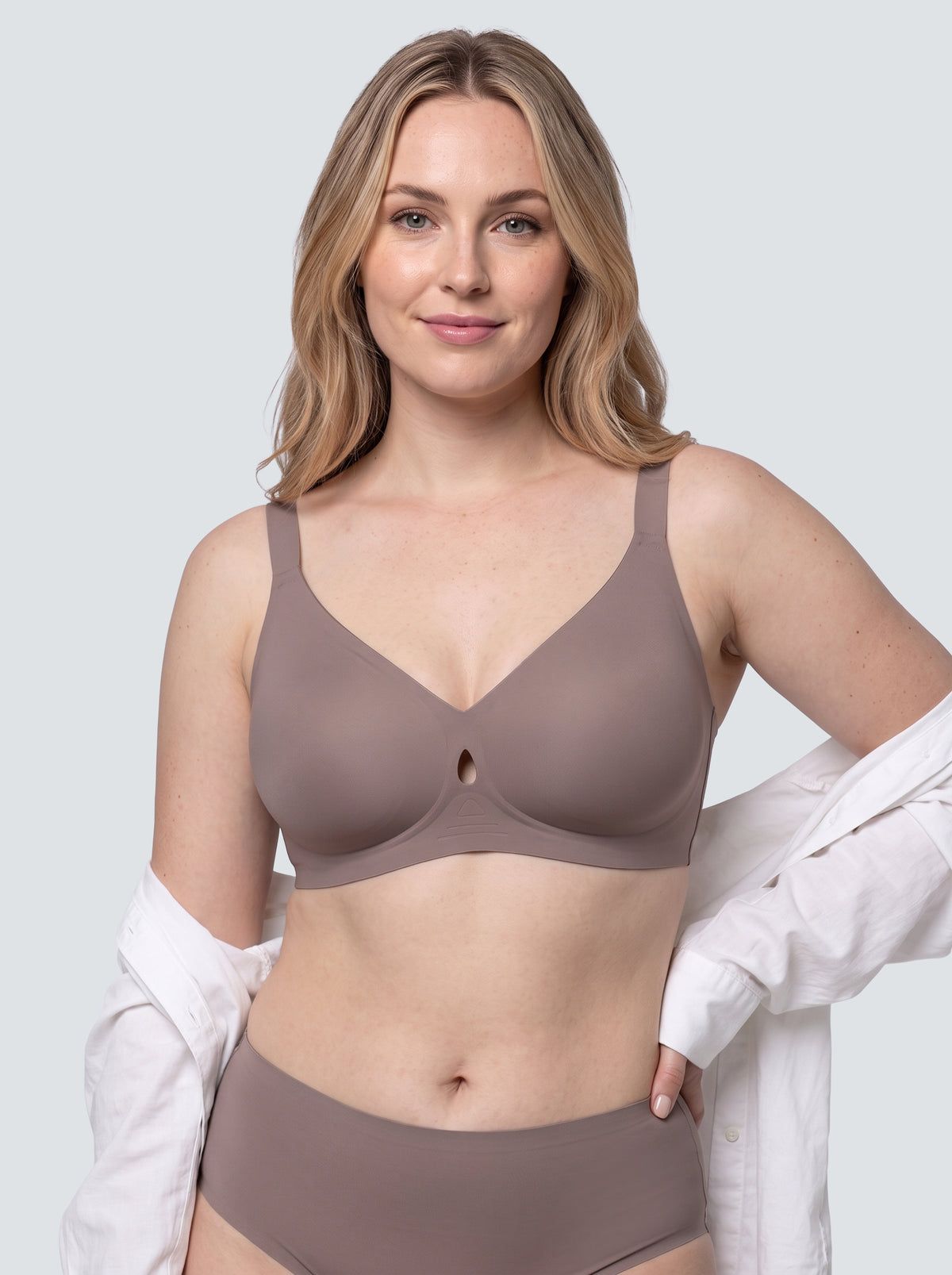 Soutien-gorge Souffle MUE en gris, porté de face sous une chemise blanche