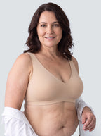 Soutien-gorge Aube MUE en nude, porté de face sous une chemise blanche