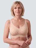Soutien-gorge Lisière MUE en sable, imprimé léopard ton sur ton, porté de face