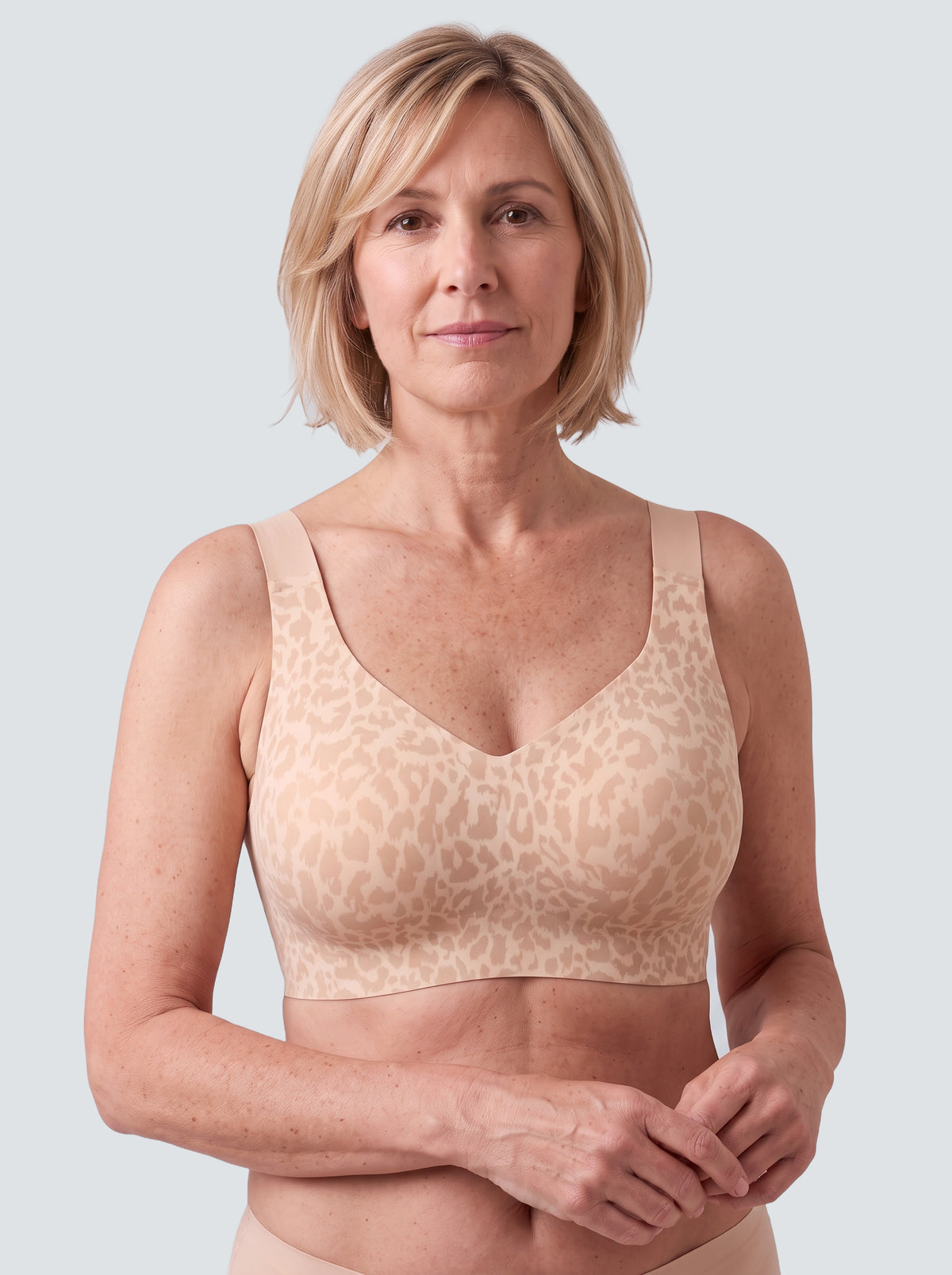 Soutien-gorge Lisière MUE en sable, imprimé léopard ton sur ton, porté de face