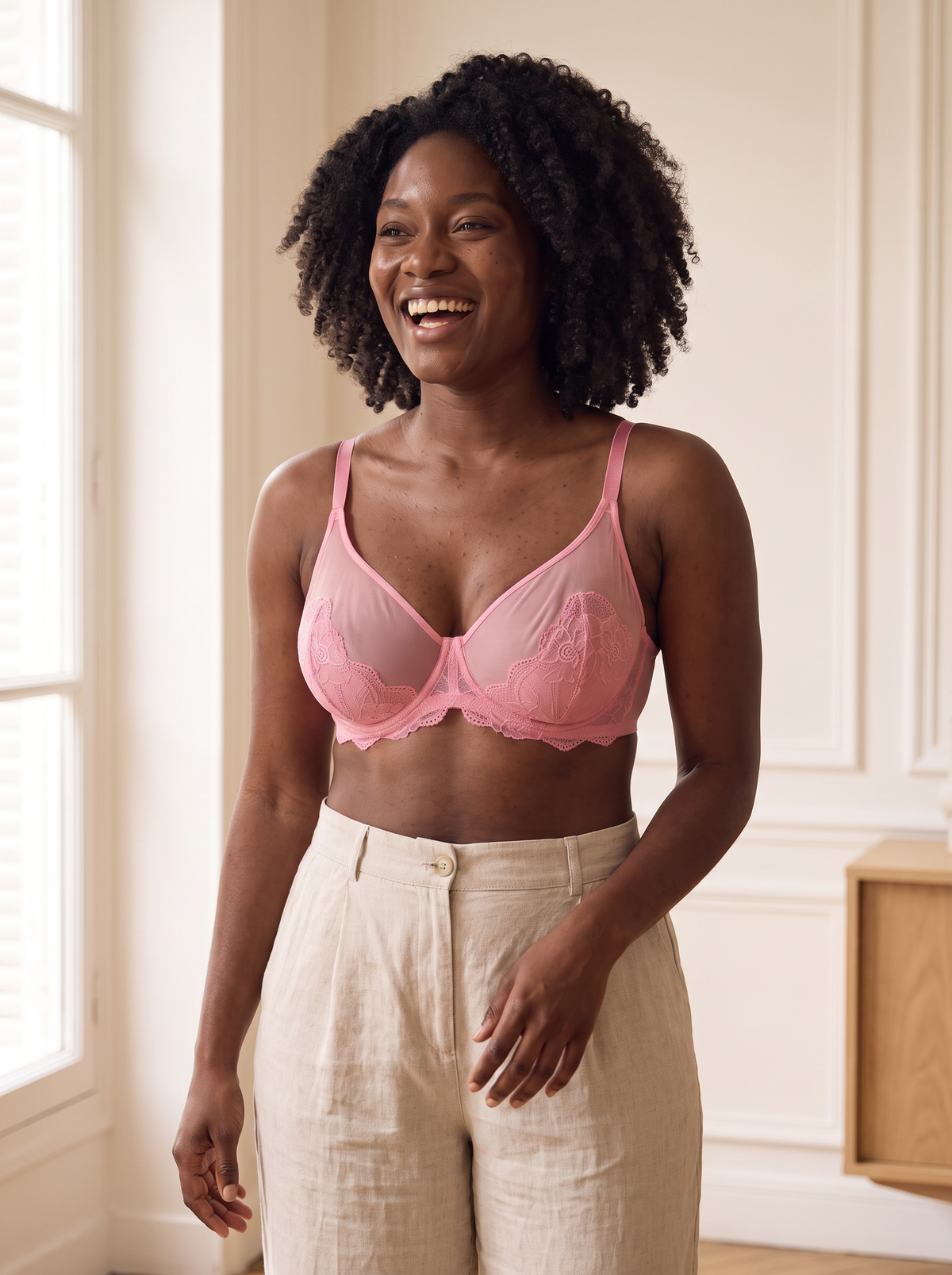 Soutien-gorge MUE Éclosion porté par une femme souriante