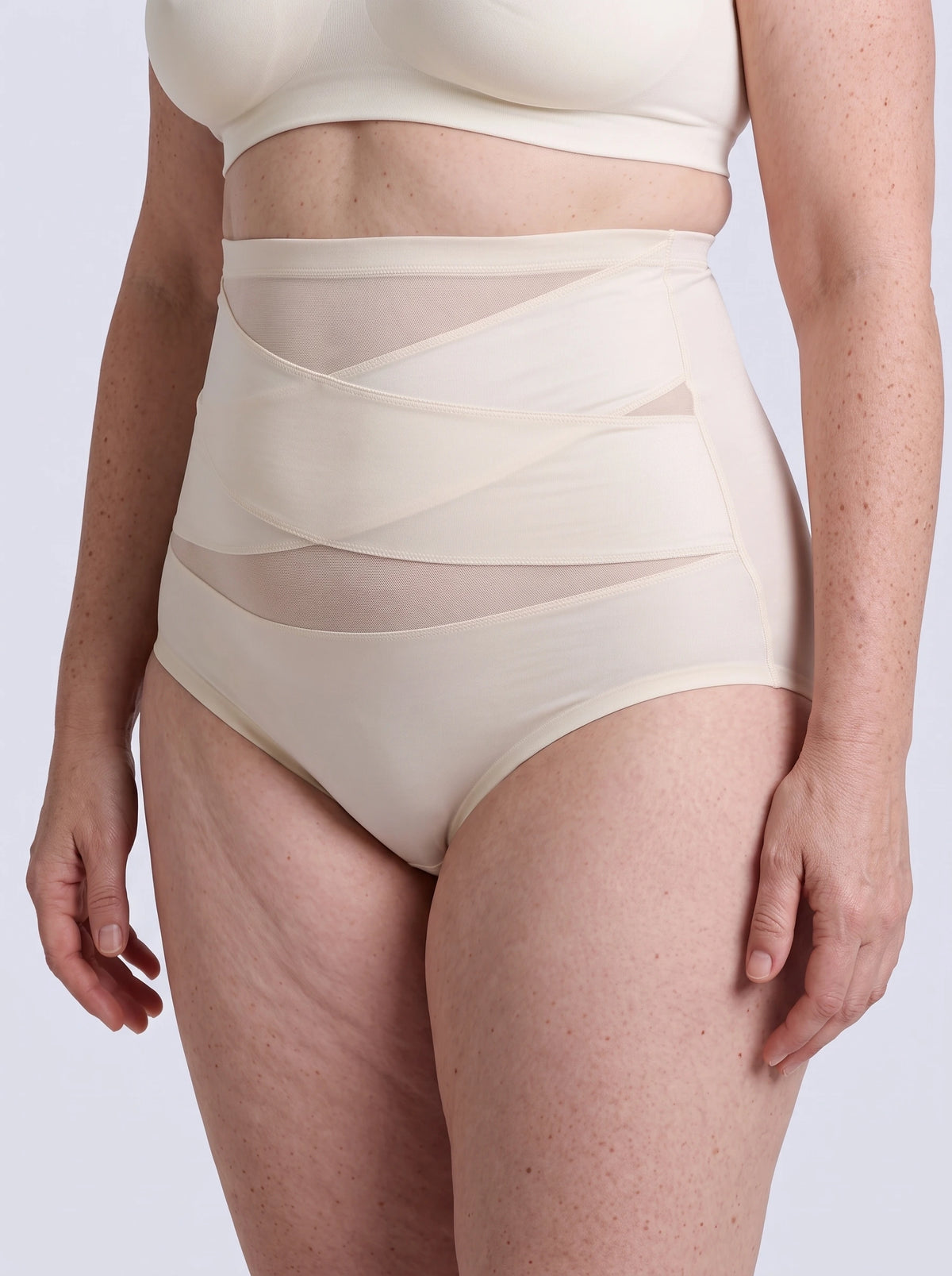 Culotte gainante Étreinte — beige trois quarts