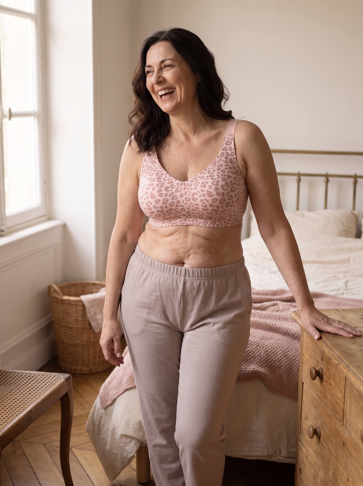 Soutien-gorge MUE Fauve porté par une femme souriante