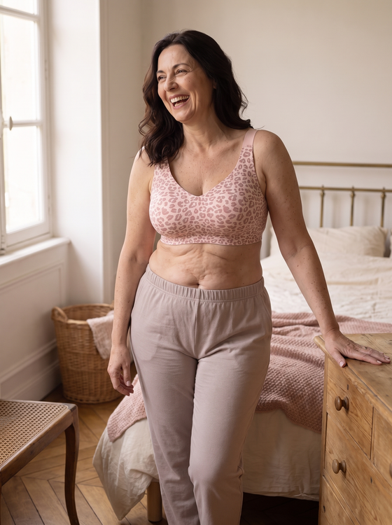 Soutien-gorge MUE Fauve porté par une femme souriante