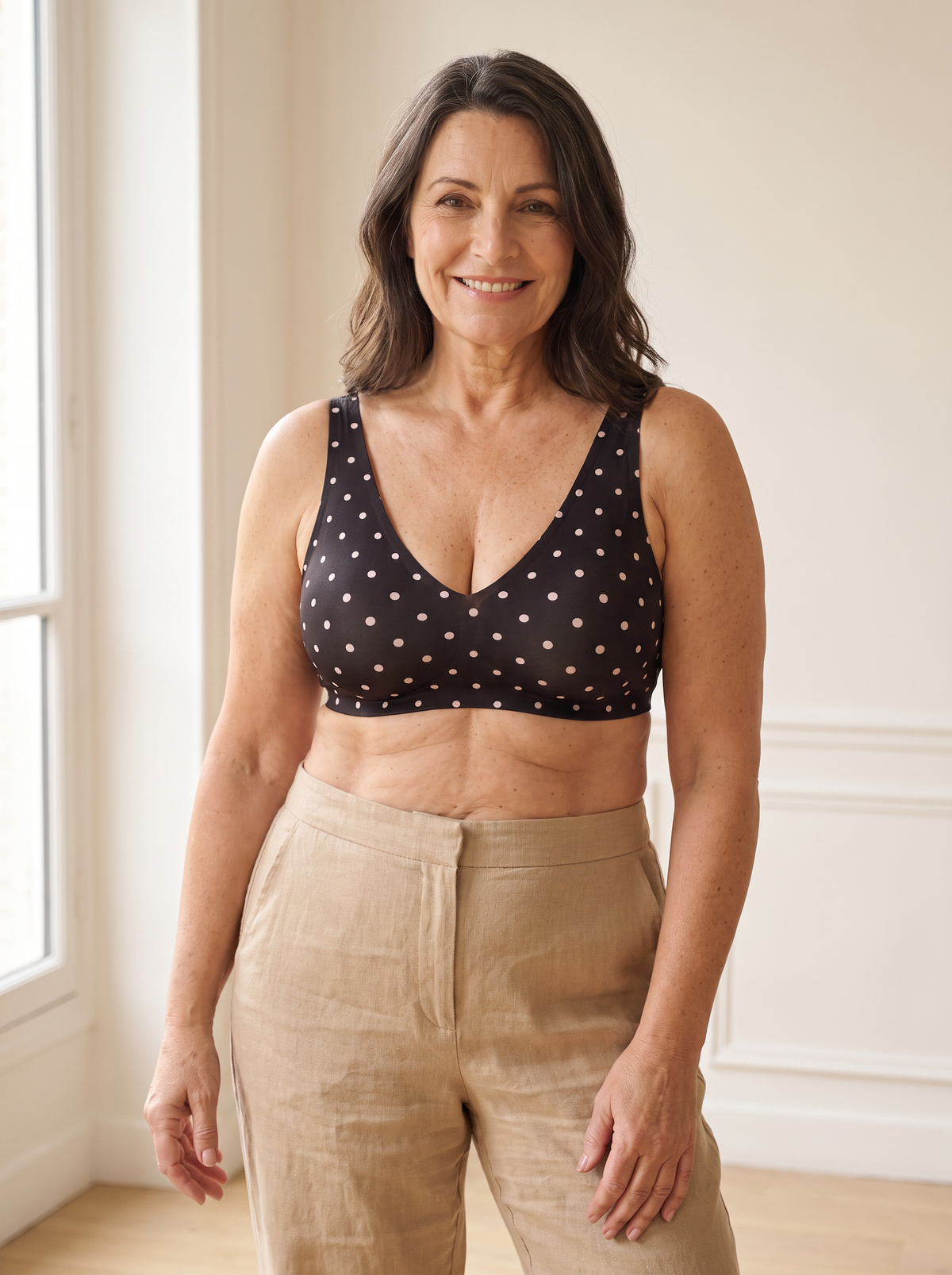 Soutien-gorge MUE Pois porté par une femme souriante