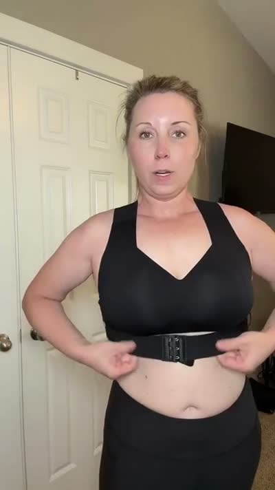 Le soutien-gorge noir porté de face, réglage sur le devant