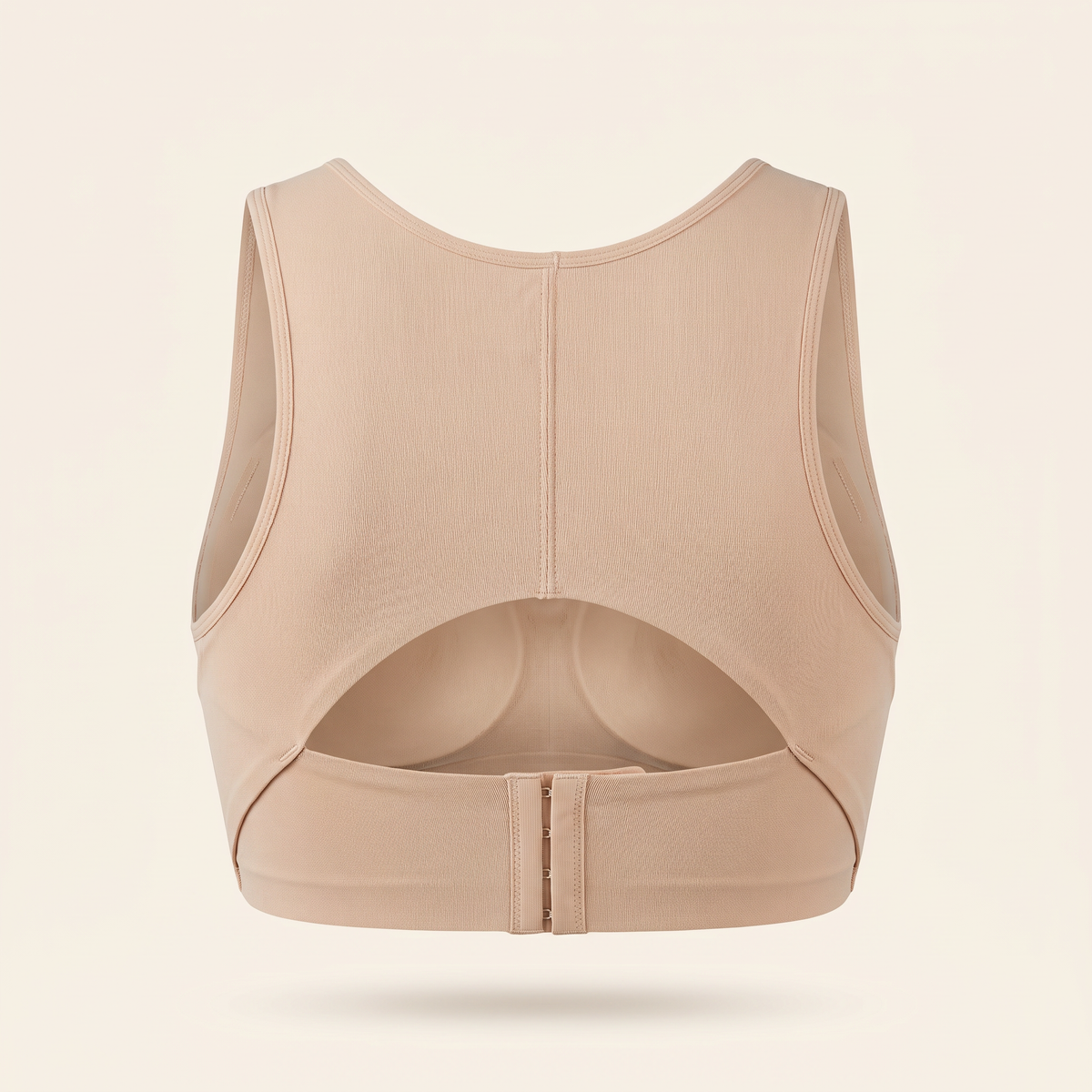 Soutien-gorge beige retouché, dos couvrant et ouverture basse