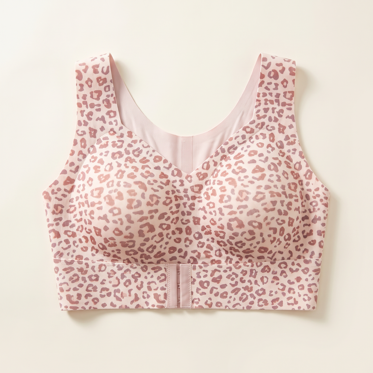Soutien-gorge léopard clair retouché, vue à plat et fermeture rose pâle