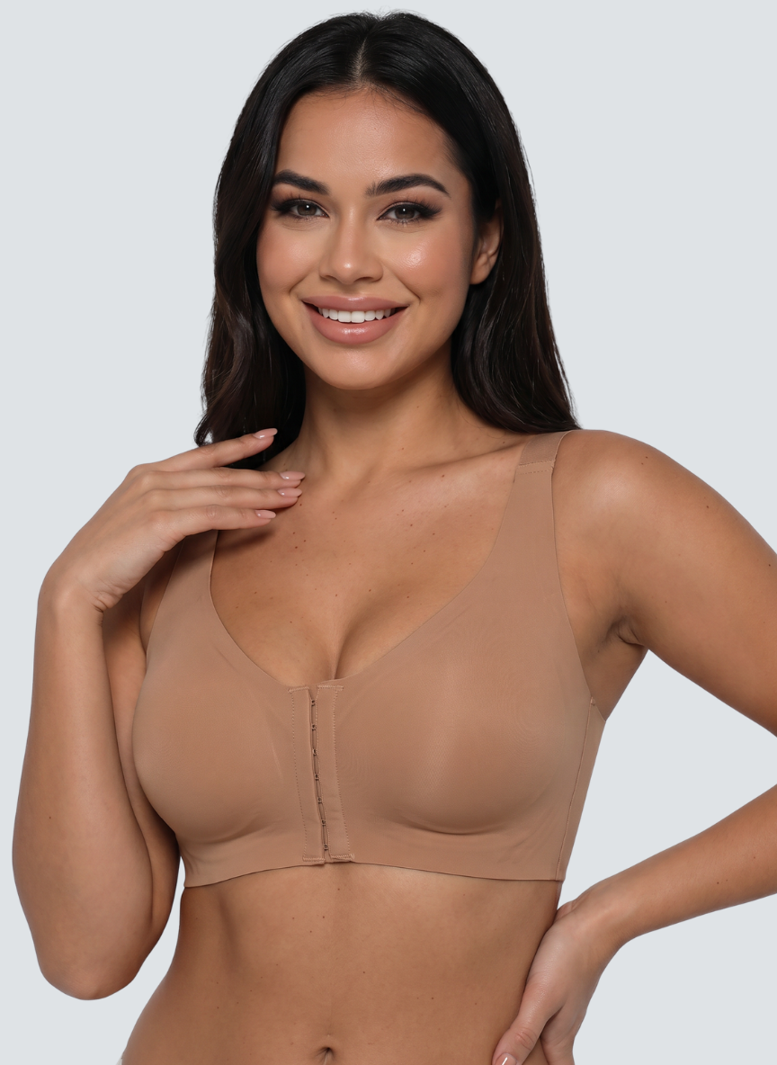Soutien-gorge Ancrage MUE en caramel, porté de face, fermeture agrafée devant
