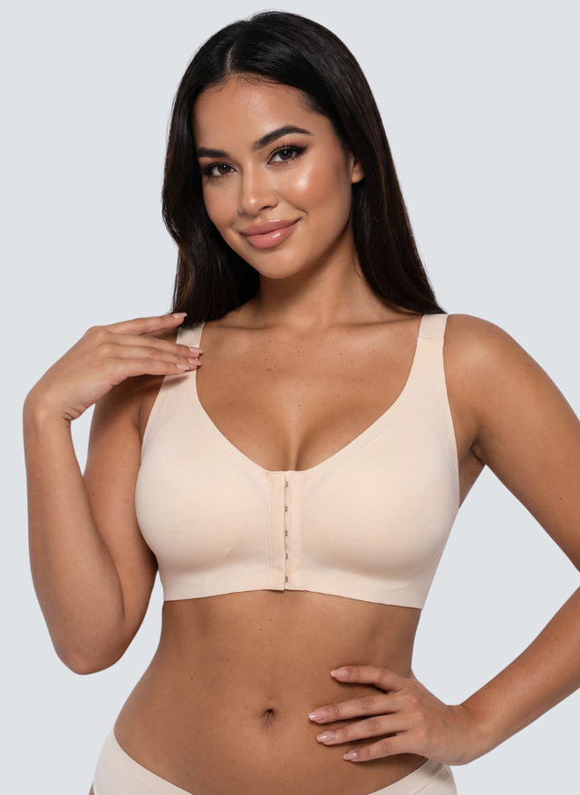 Soutien-gorge Ancrage MUE en nude, porté de face, fermeture agrafée devant