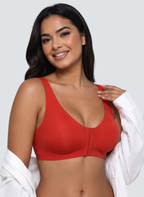 Soutien-gorge Ancrage MUE en rouge, porté de face sous une chemise blanche