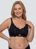 Soutien-gorge Feston MUE en noir, porté de face, encolure festonnée