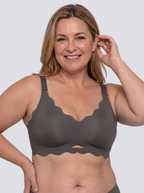 Soutien-gorge Feston MUE en gris foncé, porté de face, encolure festonnée