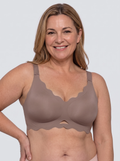 Soutien-gorge Feston MUE en gris taupe, porté de face, encolure festonnée