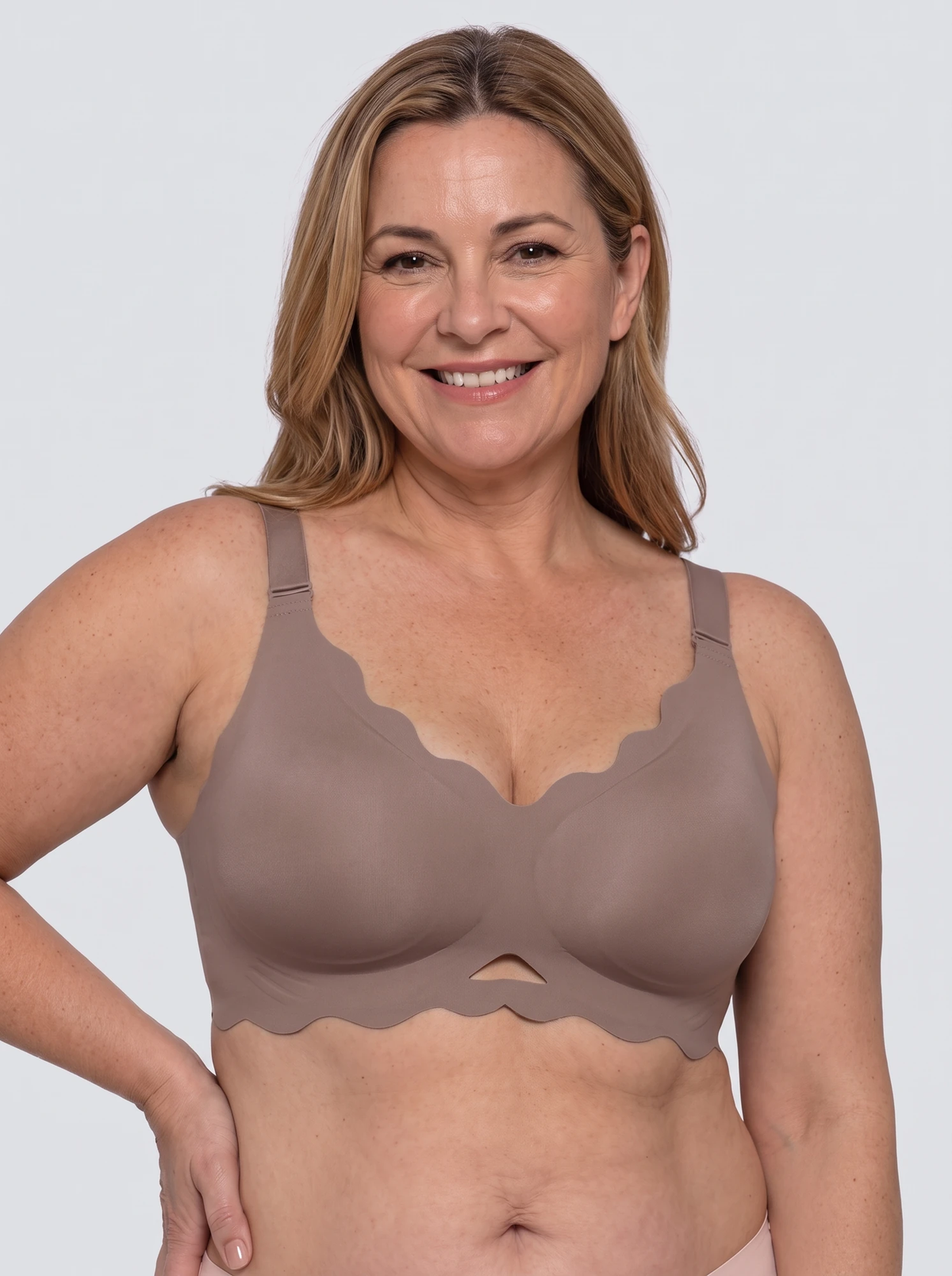Soutien-gorge Feston MUE en gris taupe, porté de face, encolure festonnée