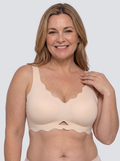 Soutien-gorge Feston MUE en nude, porté de face, encolure festonnée
