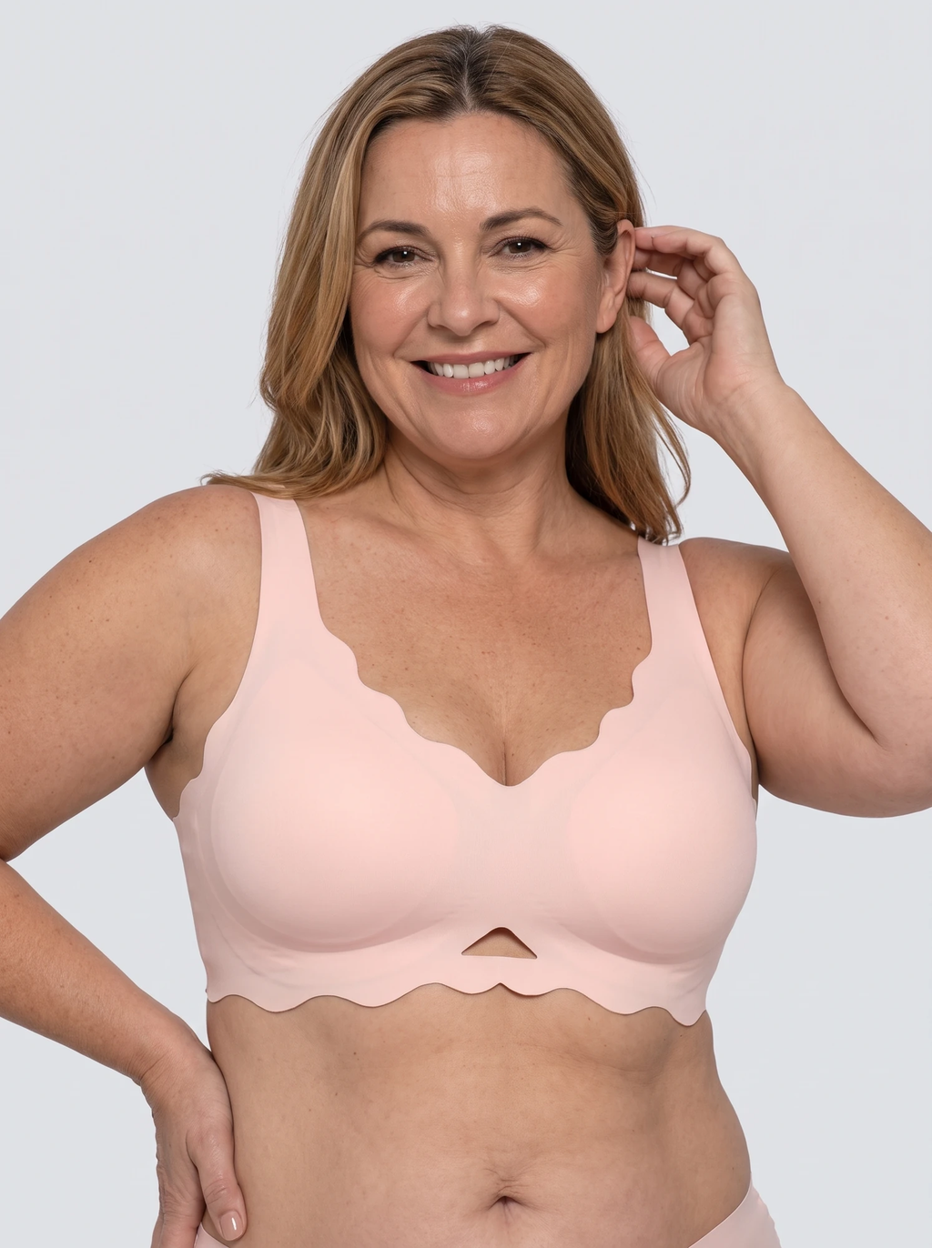 Soutien-gorge Feston MUE en rose poudré clair, porté de face, encolure festonnée