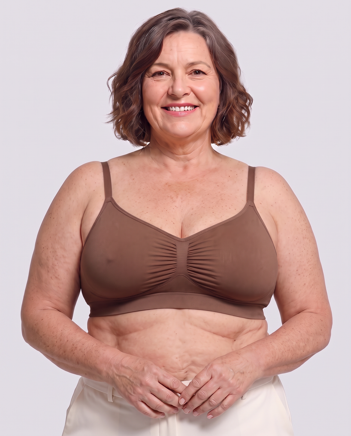 Soutien-gorge Halo MUE en caramel, porté de face, fronces centrales et bretelles fines réglables