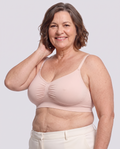 Soutien-gorge Halo MUE en rose poudré clair, porté de face, fronces centrales et bretelles fines réglables